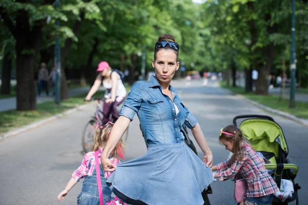 Madre con le figlie nel parco — Foto Stock