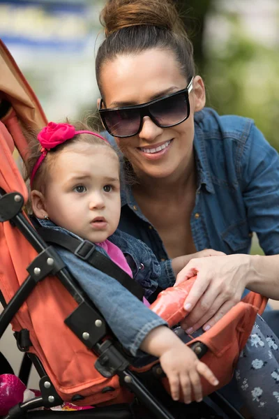 Mamma e bambino nel parco — Foto Stock