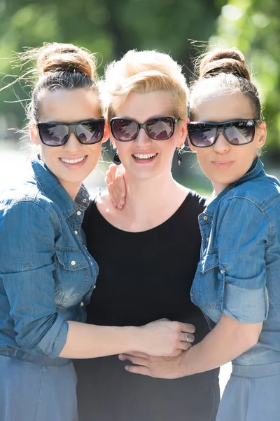Retrato de tres mujeres jóvenes y hermosas con gafas de sol —  Fotos de Stock