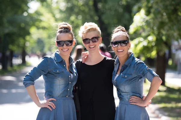 Retrato de tres mujeres jóvenes y hermosas con gafas de sol —  Fotos de Stock