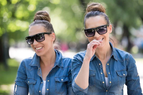 Twin sister with sunglasses — Stock Photo, Image