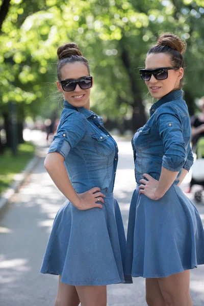 Twin sister with sunglasses — Stock Photo, Image