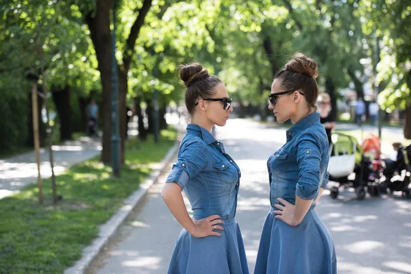 Zwillingsschwester mit Sonnenbrille — Stockfoto