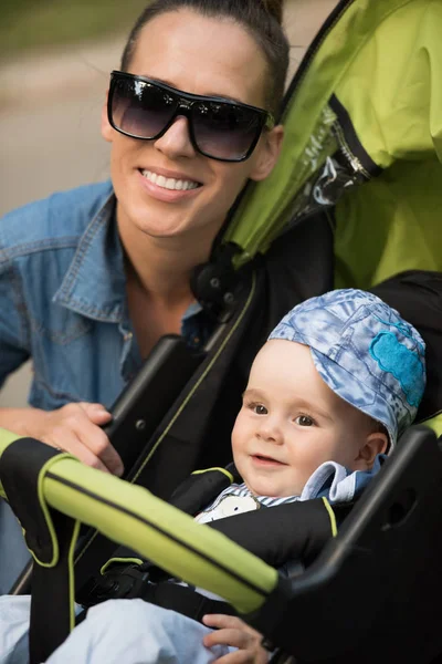 Mãe e bebê no parque — Fotografia de Stock