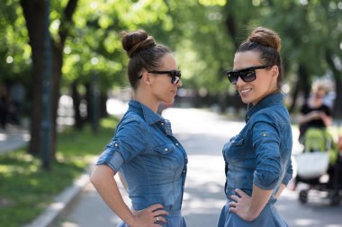 ikiz kardeşi ile güneş gözlüğü