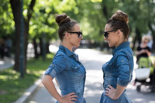 Twin sister with sunglasses — Stock Photo, Image