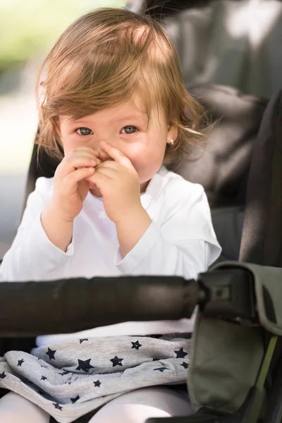 Pram に座っている女の赤ちゃん — ストック写真