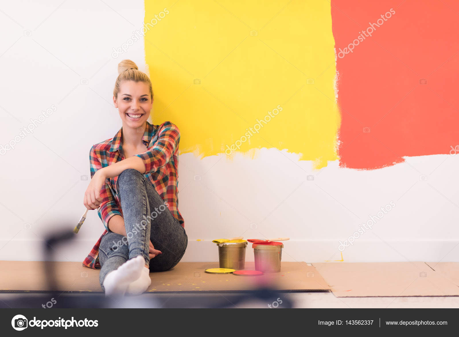 девушка красит стену. девушка красит стену. окрашивание стен. творческий подход. девушка красит стену.
