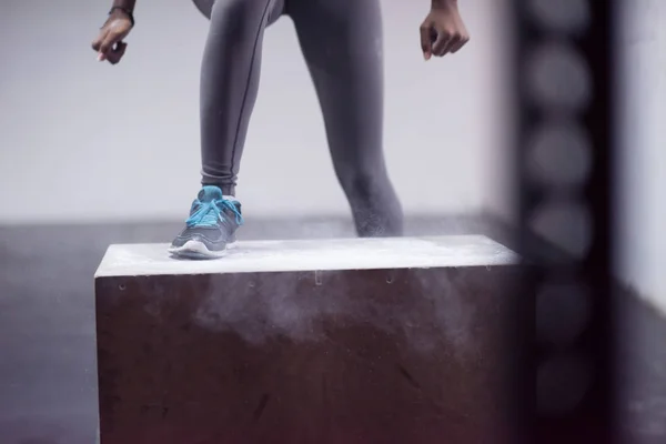 Mujer negra está realizando saltos de caja en el gimnasio —  Fotos de Stock