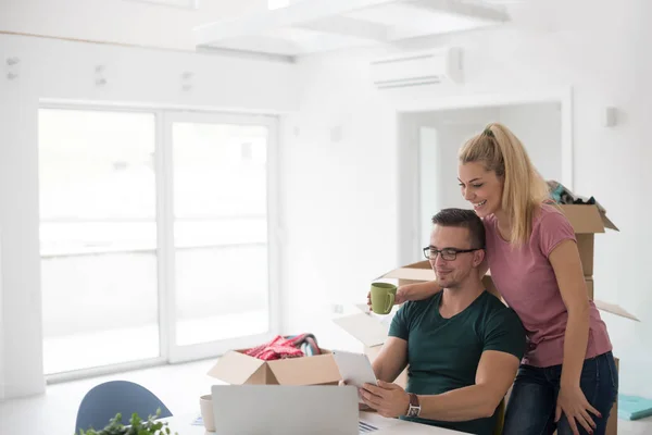 Pareja joven mudándose en un nuevo hogar — Foto de Stock