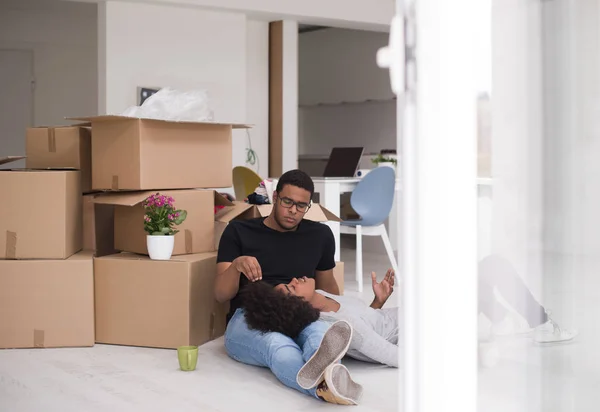 Afrikanisch-amerikanisches Paar entspannt sich in neuem Haus — Stockfoto