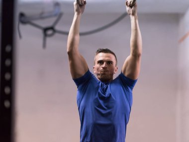 daldırma egzersiz yapan erkek