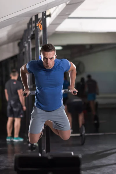 Homem fazendo exercícios barras paralelas — Fotografia de Stock