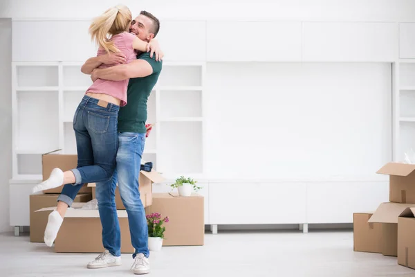 Casal jovem se movendo para uma nova casa — Fotografia de Stock