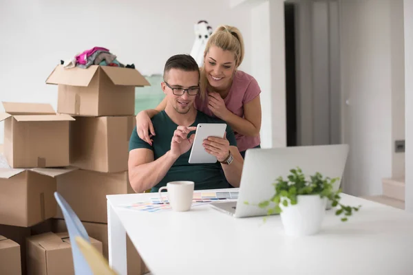 Junges Paar zieht in ein neues Zuhause — Stockfoto