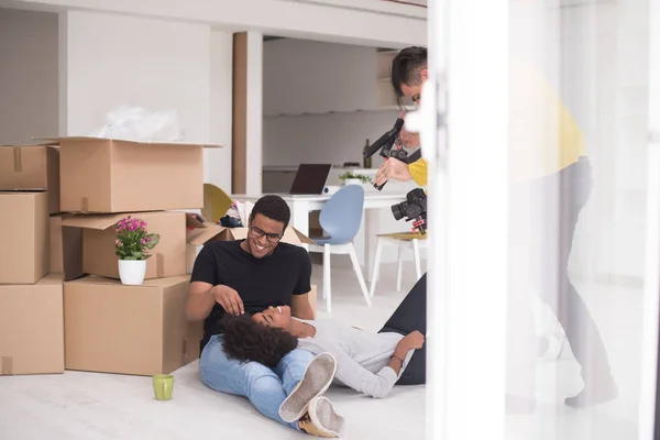 Pareja afroamericana relajándose en casa nueva — Foto de Stock