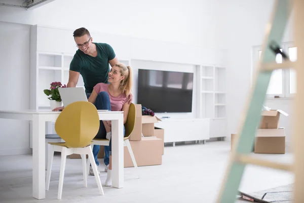 Pareja joven mudándose en un nuevo hogar — Foto de Stock