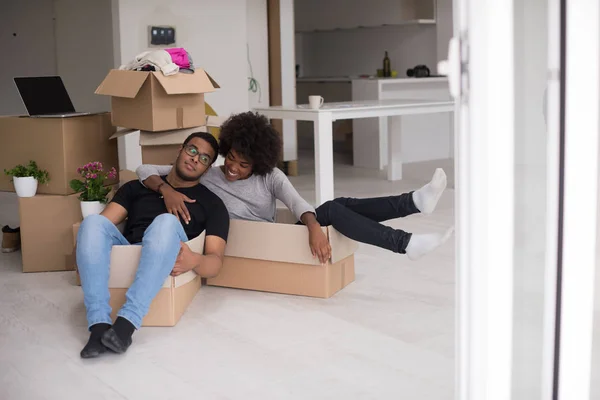 Afro-amerikai házaspár játszó csomagolóanyag — Stock Fotó