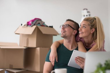 Genç çift yeni bir eve taşınıyor.