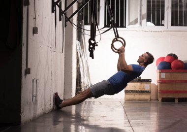 daldırma egzersiz yapan erkek