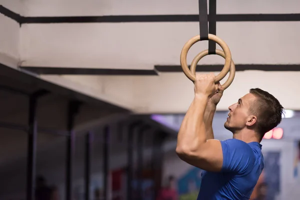 Hombre haciendo ejercicio de inmersión —  Fotos de Stock