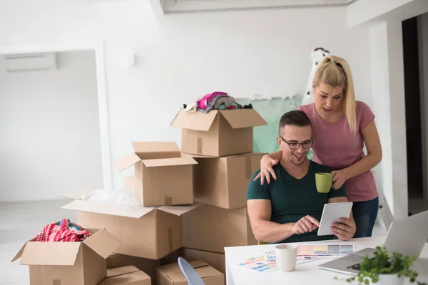 Pareja joven mudándose en un nuevo hogar — Foto de Stock