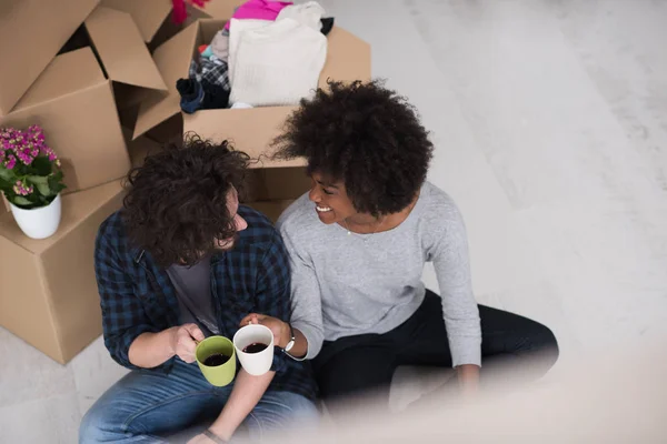 Pareja relajante en nueva casa — Foto de Stock