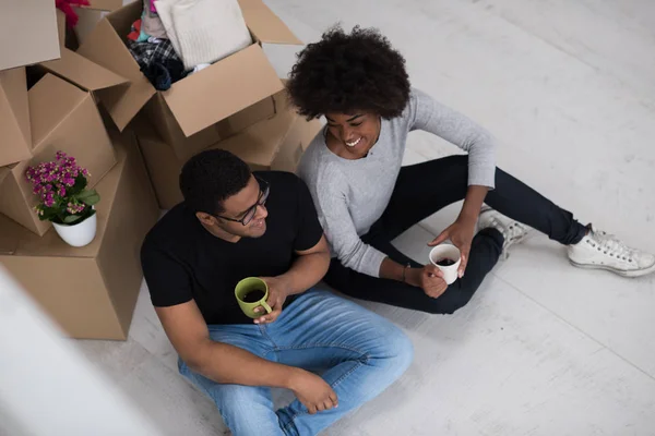 African American couple relaxing in new house — Stock Photo, Image