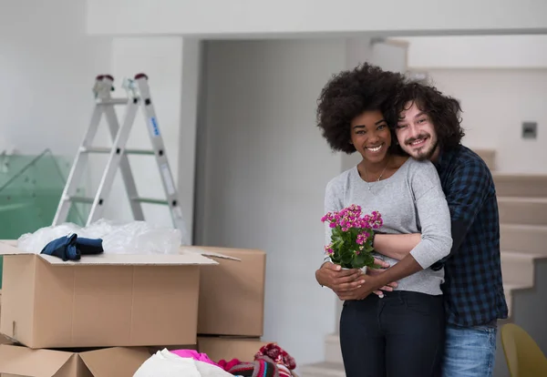 Multiethnisches Paar zieht in ein neues Zuhause — Stockfoto