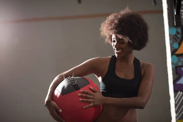 Black woman carrying crossfit ball — Stock Photo, Image