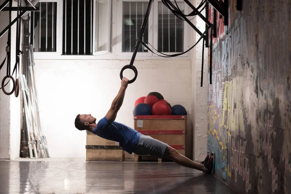 Homem fazendo exercício de mergulho — Fotografia de Stock