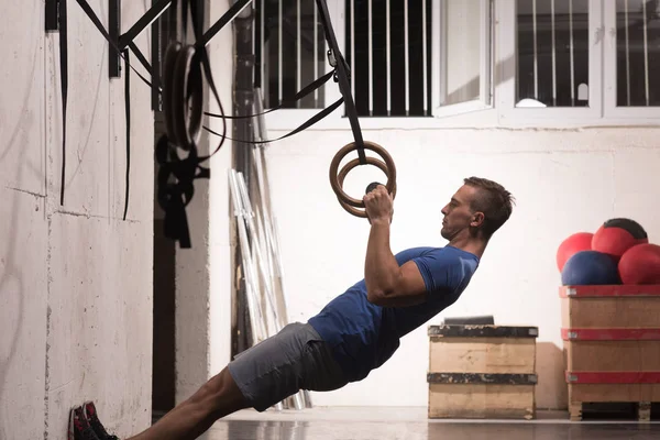 Hombre haciendo ejercicio de inmersión —  Fotos de Stock