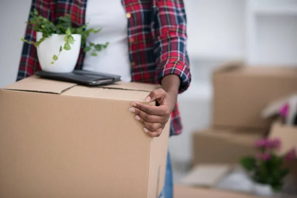 Menina preta se movendo no novo apartamento — Fotografia de Stock