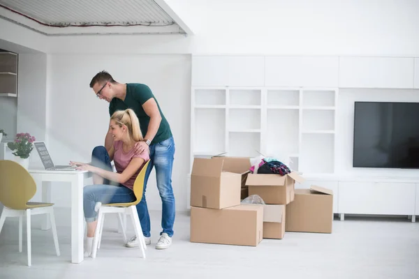 Casal jovem se mudando em uma nova casa — Fotografia de Stock