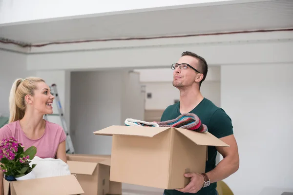 Pareja joven mudándose a un nuevo hogar — Foto de Stock