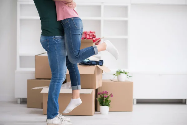 Abraçando jovem casal — Fotografia de Stock