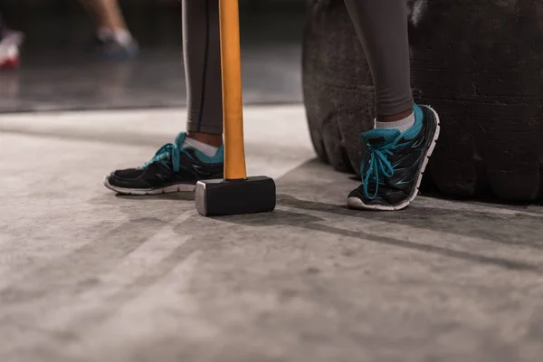 Mujer negra después del entrenamiento con martillo con enfoque en las piernas —  Fotos de Stock