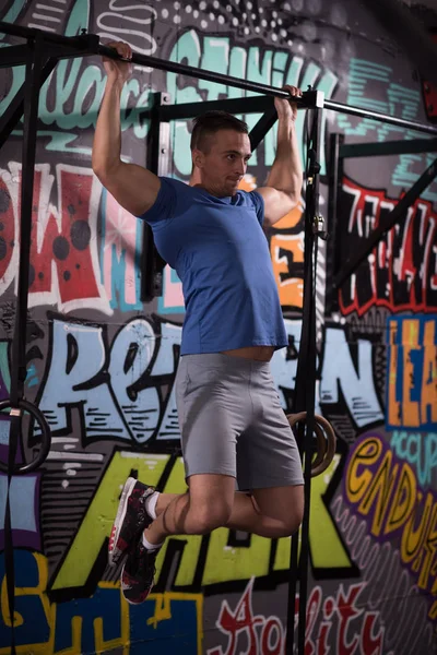 Man doen pull ups — Stockfoto