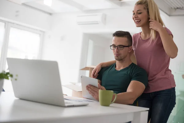 Pareja joven mudándose en un nuevo hogar — Foto de Stock