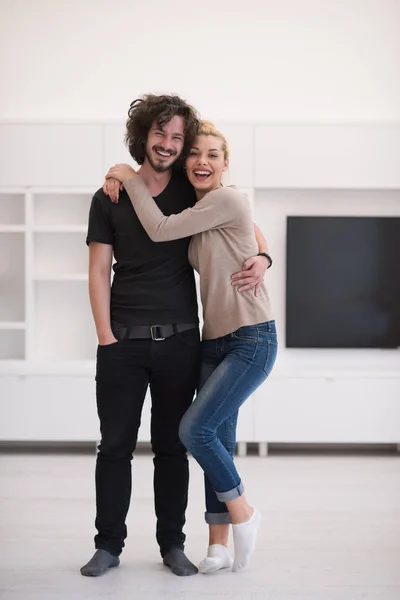 Paar knuffelen in hun nieuwe huis — Stockfoto