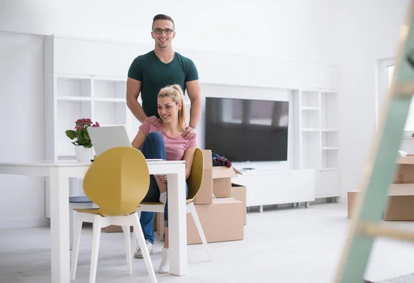 Fiatal pár költözik egy új otthonba — Stock Fotó