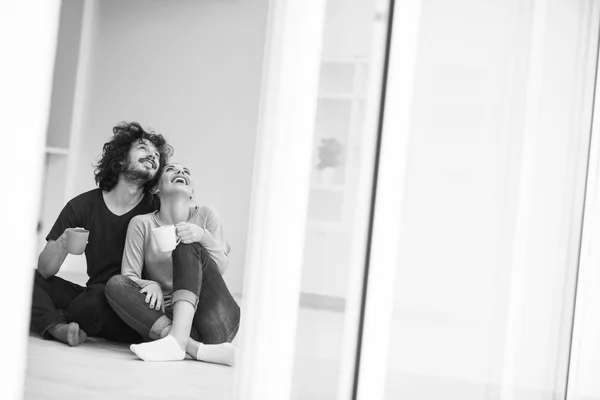 Casal jovem em sua nova casa — Fotografia de Stock