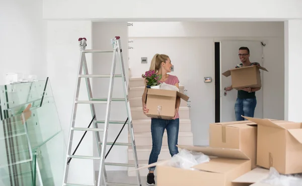 Casal jovem se mudando para uma nova casa — Fotografia de Stock