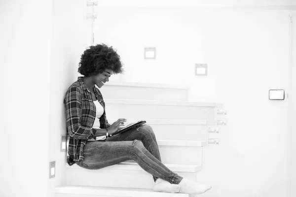 Mujer negra usando su tableta electrónica —  Fotos de Stock