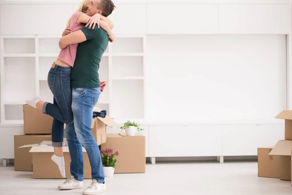 Unga par som flyttar in i nya hem — Stockfoto