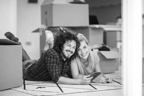 Young couple moving in new flat — Stock Photo, Image