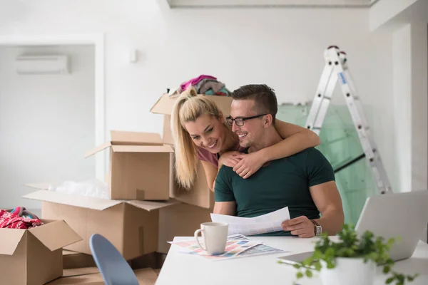 Junges Paar zieht in ein neues Zuhause — Stockfoto