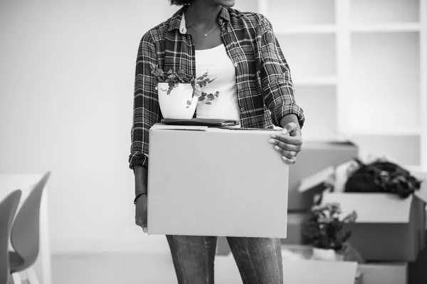 Chica negra moviéndose en el nuevo apartamento —  Fotos de Stock