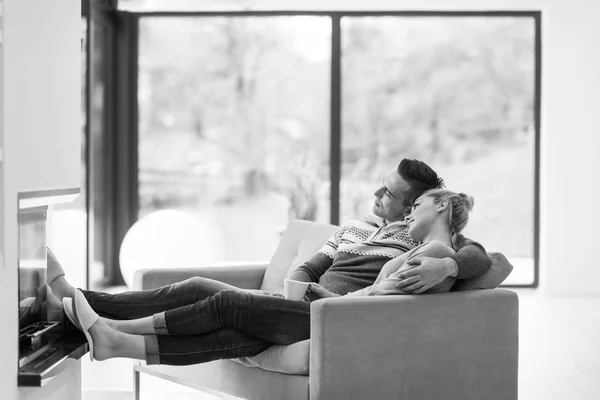 Jeune couple devant la cheminée — Photo