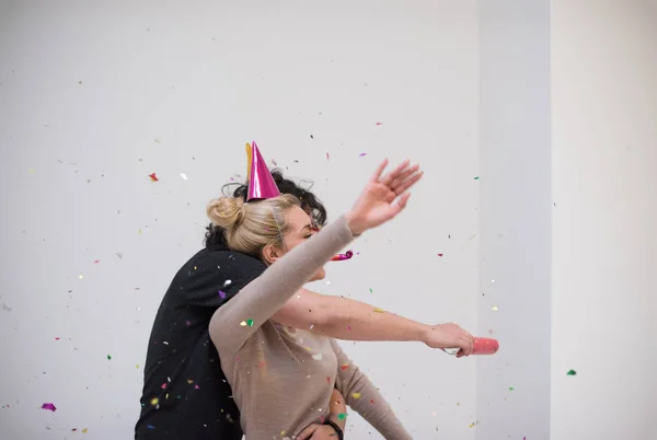 Romantica giovane coppia festeggiando festa con coriandoli — Foto Stock